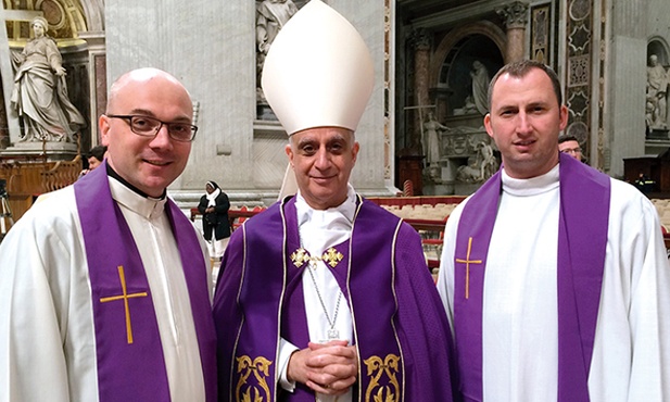 Ks. Dominik Ostrowski (pierwszy z lewej) i ks. Rafał Masztalerz razem z abp. Rino Fisichellą, przewodniczącym Papieskiej Rady ds. Krzewienia Nowej Ewangelizacji i koordynatorem obchodów Jubileuszu Miłosierdzia