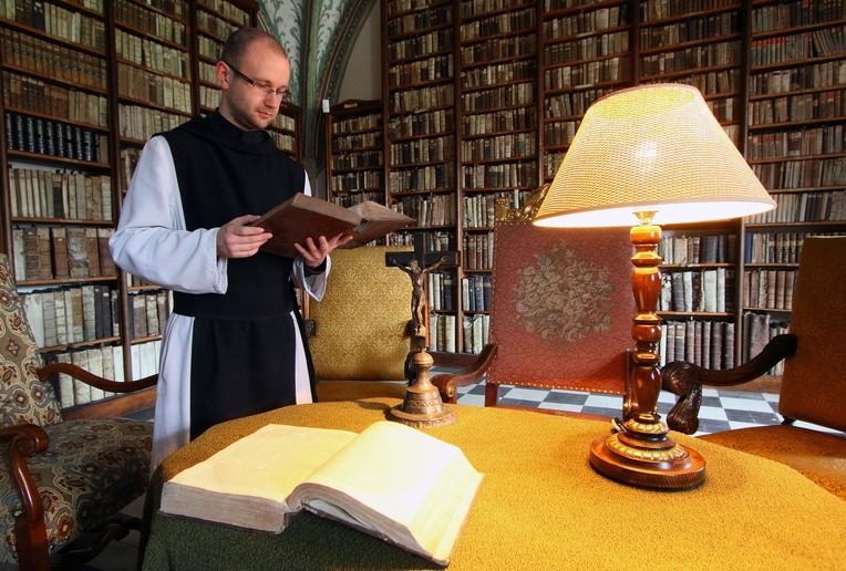 W powietrzu unosi się zapach starych ksiąg. Piętrzą się aż po szczyt klasztornej biblioteki