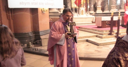 Ręce wyciągnięte po relikwie