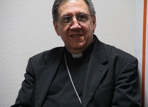 Biskup Arturo Gonzales Amador był koordynatorem komitetu organizacyjnego ds. wizyty Jana Pawła II w 1998 r. 