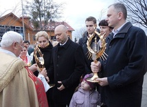 Ks. Eugeniusz Nycz przekazuje relikwie Apostołów Miłosierdzia rodzinom z Porąbki