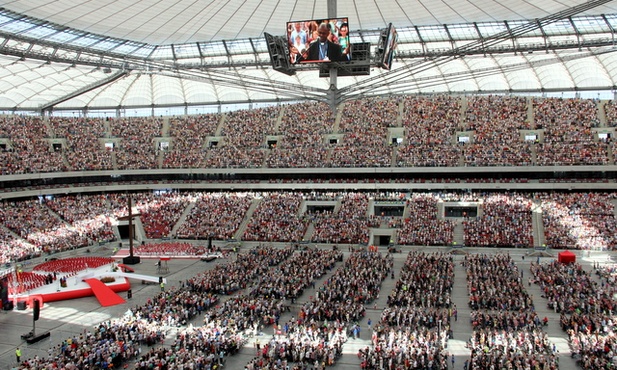 W rekolekcjach na Stadionie Narodowym w 2013 r. wzięło udział prawie 60 tys. osób