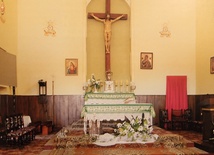 Ołtarz główny w kościele w Kochanowie