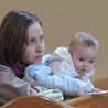 Mamy przyszły ze swoimi maluchami na specjalne rekolekcje dla nich do kaplicy Córek Bożej Miłości w Bielsku-Białej