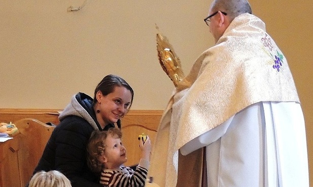Mama i jej dziecko otrzymali indywidualne błogosławieństwo Najświętszym Sakramentem