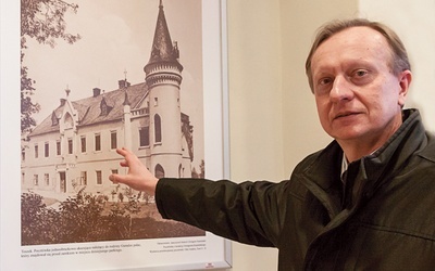 Artur Czok, dyrektor Centrum Kultury „Zamek w Toszku”, pokazuje reprodukcje archiwalnych fotografii przedstawiających obiekt przed przebudową