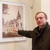 Artur Czok, dyrektor Centrum Kultury „Zamek w Toszku”, pokazuje reprodukcje archiwalnych fotografii przedstawiających obiekt przed przebudową