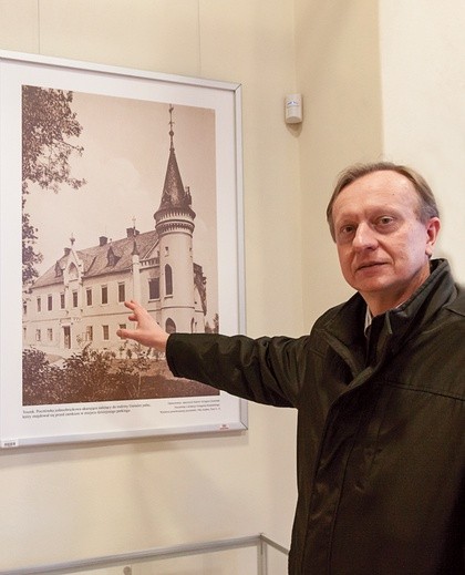 Artur Czok, dyrektor Centrum Kultury „Zamek w Toszku”, pokazuje reprodukcje archiwalnych fotografii przedstawiających obiekt przed przebudową