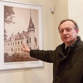 Artur Czok, dyrektor Centrum Kultury „Zamek w Toszku”, pokazuje reprodukcje archiwalnych fotografii przedstawiających obiekt przed przebudową