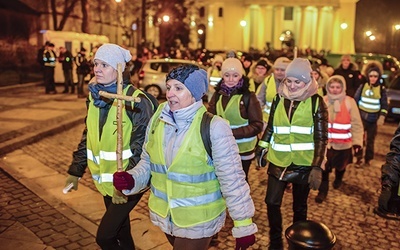 4.03.2016. Lublin. Po raz drugi odbywa się w Lublinie Ekstremalna Droga Krzyżowa. Po Mszy św. w lubelskiej katedrze uczestnicy wyruszyli na wybrane przez siebie trasy (pierwsza – 29 km, druga – 33 km i trzecia – 46 km). Podobne Drogi Krzyżowe odbywają się w innych miejscach Polski. 