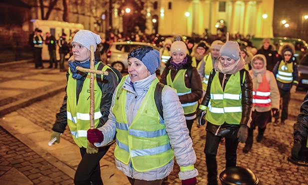 4.03.2016. Lublin. Po raz drugi odbywa się w Lublinie Ekstremalna Droga Krzyżowa. Po Mszy św. w lubelskiej katedrze uczestnicy wyruszyli na wybrane przez siebie trasy (pierwsza – 29 km, druga – 33 km i trzecia – 46 km). Podobne Drogi Krzyżowe odbywają się w innych miejscach Polski. 