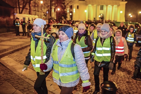 4.03.2016. Lublin. Po raz drugi odbywa się w Lublinie Ekstremalna Droga Krzyżowa. Po Mszy św. w lubelskiej katedrze uczestnicy wyruszyli na wybrane przez siebie trasy (pierwsza – 29 km, druga – 33 km i trzecia – 46 km). Podobne Drogi Krzyżowe odbywają się w innych miejscach Polski. 