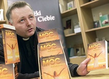 Uwielbienie Boga ma naprawdę moc. Zwłaszcza w sytuacjach, gdy dostajemy po głowie – opowiada ks. Damian Siwicki, dyrektor Wydawnictwa POMOC 