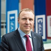 Jacek Kurski  jest od stycznia prezesem Telewizji Polskiej. W 1997 r. ukończył studia na Wydziale Ekonomicznym Uniwersytetu Gdańskiego w zakresie handlu zagranicznego. W latach 90. w Telewizji Polskiej współtworzył programy publicystyczne, miał też agencję reklamową. Współpracował z kilkoma partiami prawicowymi. Od 2005 r. był posłem na Sejm z ramienia PiS, a w latach 2009–2014 posłem do Parlamentu Europejskiego. Jest jednym z autorów zwycięskiej kampanii prezydenckiej Lecha Kaczyńskiego.  Ma 50 lat, tr...