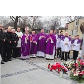 Pod pomnikiem sanitariuszki Danuty Siedzikówny „Inki”  złożone zostały kwiaty i znicze