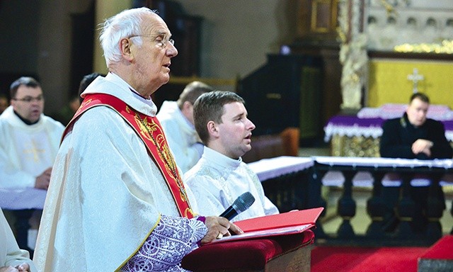 Biskup Ignacy Dec rozpoczął uwielbienie eucharystycznego Jezusa