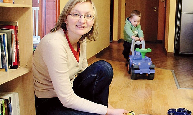  Katarzyna Jarosz z jednym  ze swoich adoptowanych dzieci, Michałkiem