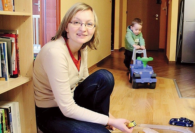  Katarzyna Jarosz z jednym  ze swoich adoptowanych dzieci, Michałkiem