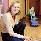  Katarzyna Jarosz z jednym  ze swoich adoptowanych dzieci, Michałkiem