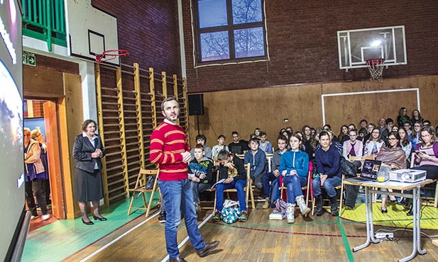  Wiele zjawisk w kosmosie czeka, aż je opiszecie i wytłumaczycie – mówił  do młodych dr Tomasz Rożek, fizyk, dziennikarz „Gościa Niedzielnego”. Wkrótce będzie prowadził w telewizji program popularnonaukowy „Sonda 2”