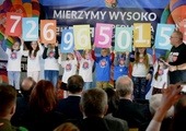 Dzieci z Radomia podniosły cyfry, które ułożyły się w zebraną w tym roku rekordową kwotę na rzecz WOŚP