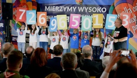 Dzieci z Radomia podniosły cyfry, które ułożyły się w zebraną w tym roku rekordową kwotę na rzecz WOŚP