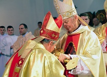 Odpustową Eucharystię zakończyło ucałowanie relikwii św. Kazimierza
