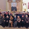 Pielgrzymi w jedlińskim kościele przy obrazie bp. Gołębiowskiego