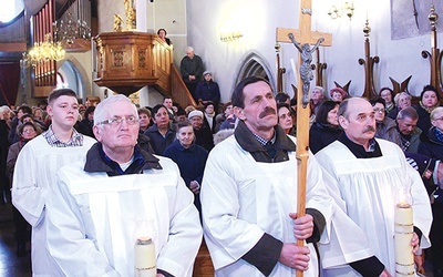  Drogę Krzyżową przygotowali i poprowadzili członkowie grupy o. Pio z Gromnika