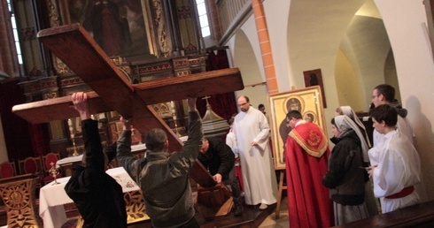 Osadzeni czekali na krzyż