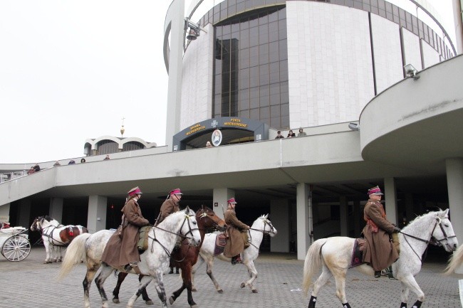 Rozpoczęcie konnej pielgrzymki z Łagiewnik do Rzymu