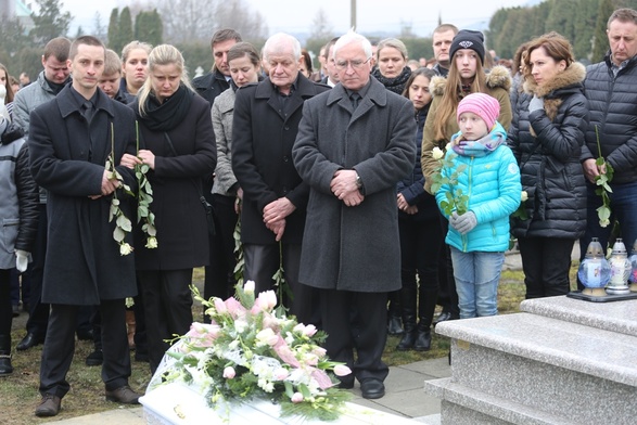 Na pisarzowicki cmentarz wraz z rodzicami i bliskimi śp. Klaudię odprowadziły tłumy jej przyjaciół