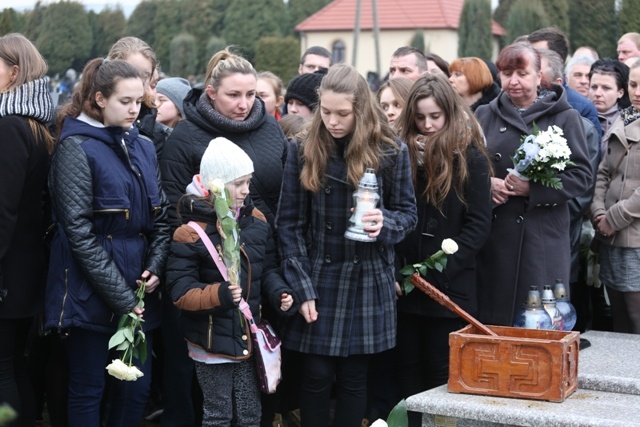 Ostatnie pożegnanie 9-letniej śp. Klaudii Pająk z Pisarzowic