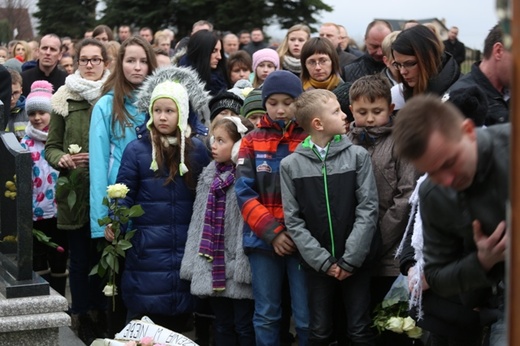 Ostatnie pożegnanie 9-letniej śp. Klaudii Pająk z Pisarzowic