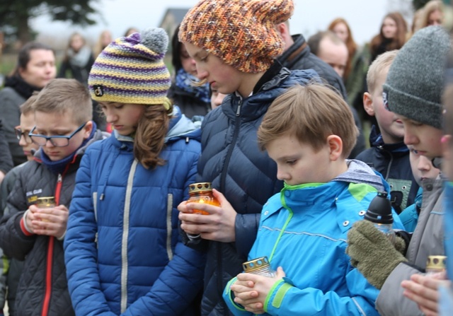 Ostatnie pożegnanie 9-letniej śp. Klaudii Pająk z Pisarzowic