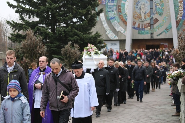 Ostatnie pożegnanie 9-letniej śp. Klaudii Pająk z Pisarzowic