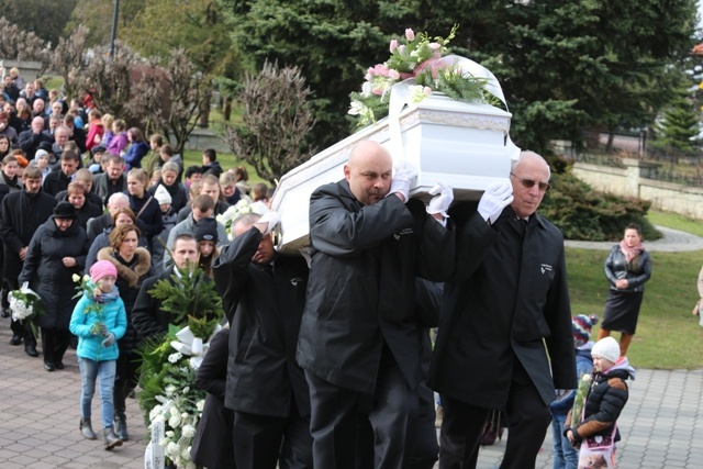 Ostatnie pożegnanie 9-letniej śp. Klaudii Pająk z Pisarzowic