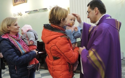 Ks. Grzegorz Gruszecki udzielal błogosławieńtwa każdej mamie i jej dzieciom