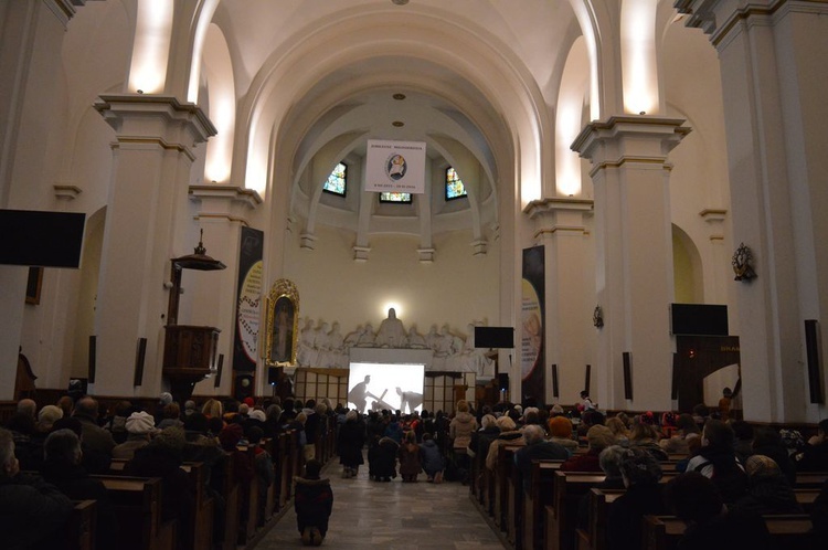 Droga Krzyżowa i teatr cieni