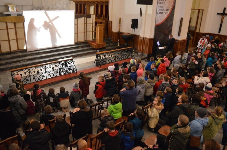 Droga Krzyżowa i teatr cieni