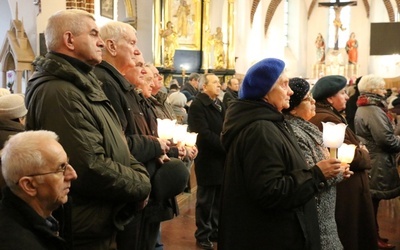 Siostry i bracia z legionów uczestniczą w Drodze Krzyżowej z lampionami