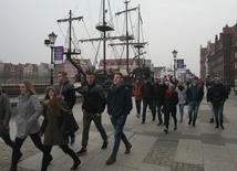 Uczniwie i nauczyciele podczas zwiedzania Gdańska