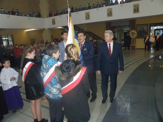 Szkoła im. Kawalerow Orderu Uśmiechu ze sztandarem