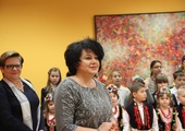 Do obejrzenia programu słowno-muzycznego zaprasza Dorota Kaflińska. Z lewej Aldona Metlerska