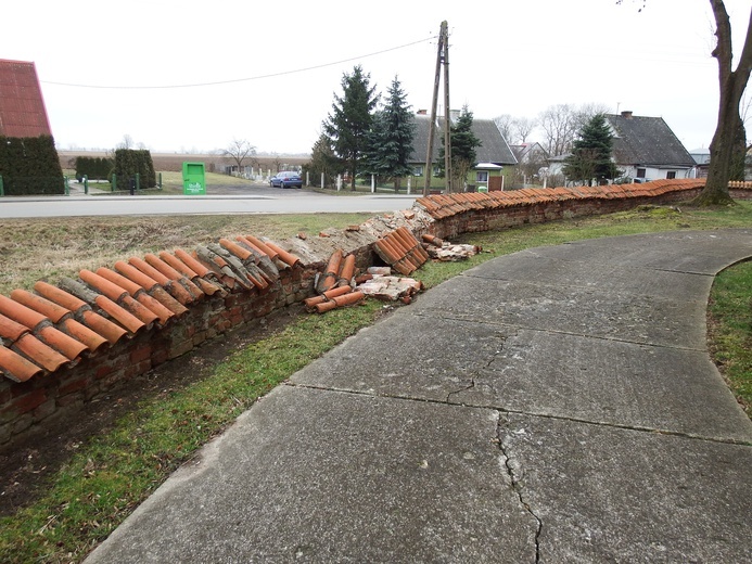 Zdewastowany mur w Krzyżanowie