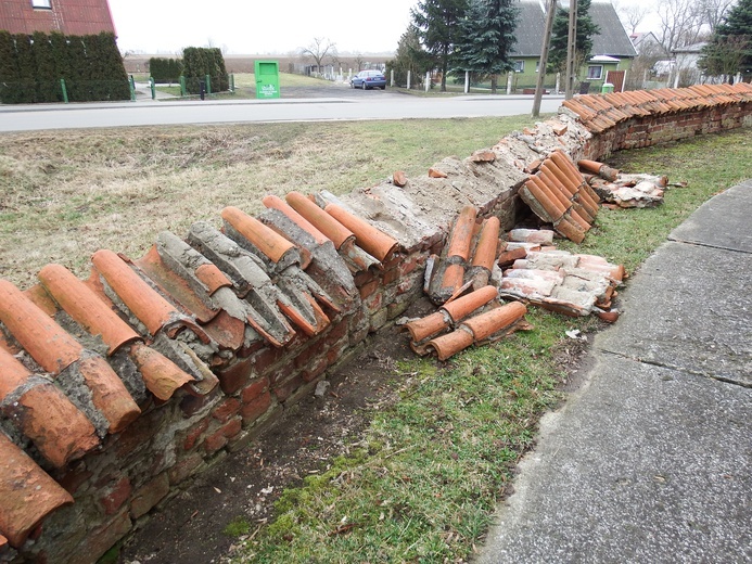 Zdewastowany mur w Krzyżanowie