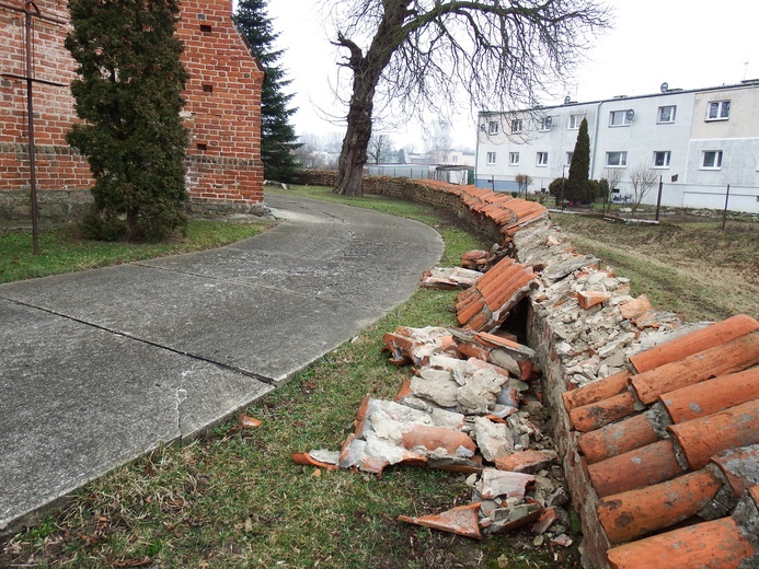 Zdewastowany mur w Krzyżanowie