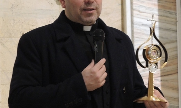 Ks. Stanisław Wójcik przyniósł rodzinom Domowego Kościoła na czas ich spotkania relikwie św. Jana Pawła II
