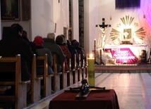 Wielkopostna adoracja Najświętszego Sakramentu w kościele w Międzyborowie