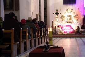 Wielkopostna adoracja Najświętszego Sakramentu w kościele w Międzyborowie